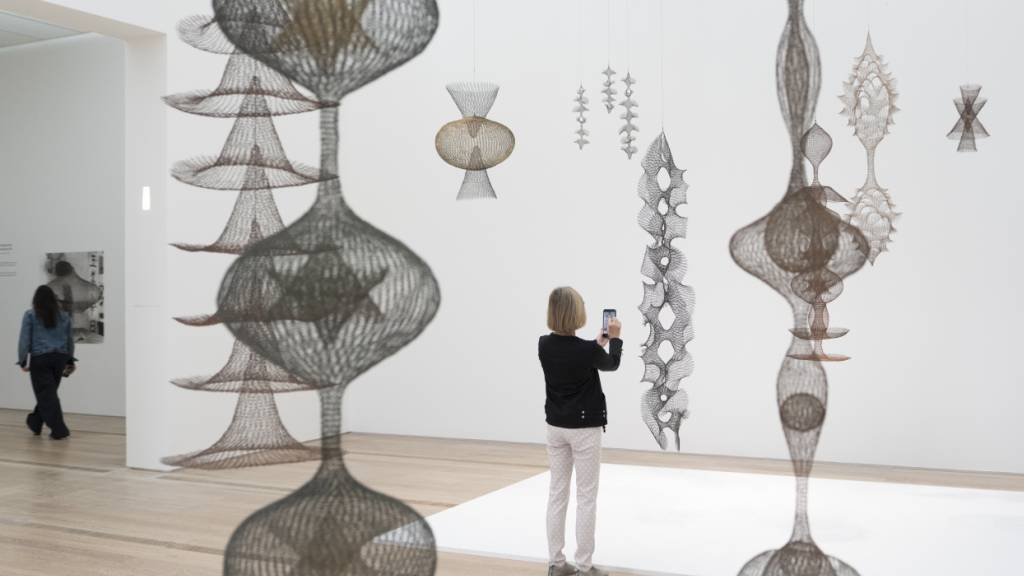 Die Fondation Beyeler lädt zur Neu- oder Wiederentdeckung der 2013 verstorbenen japanisch-amerikanischen Künstlerin Ruth Asawa ein.