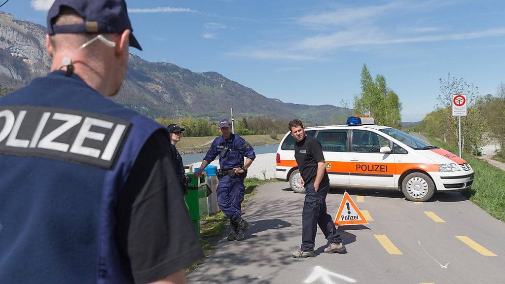 Noch fahndet die Liechtensteiner Landespolizei nach dem mutmasslichen Täter im Fall eines erstochenen 64-Jährigen am Rheindamm in Gamprin-Bendern. (Archivbild)