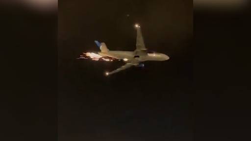 Planespotter filmt, wie Boeing 777 Funken sprüht und Teile verliert
