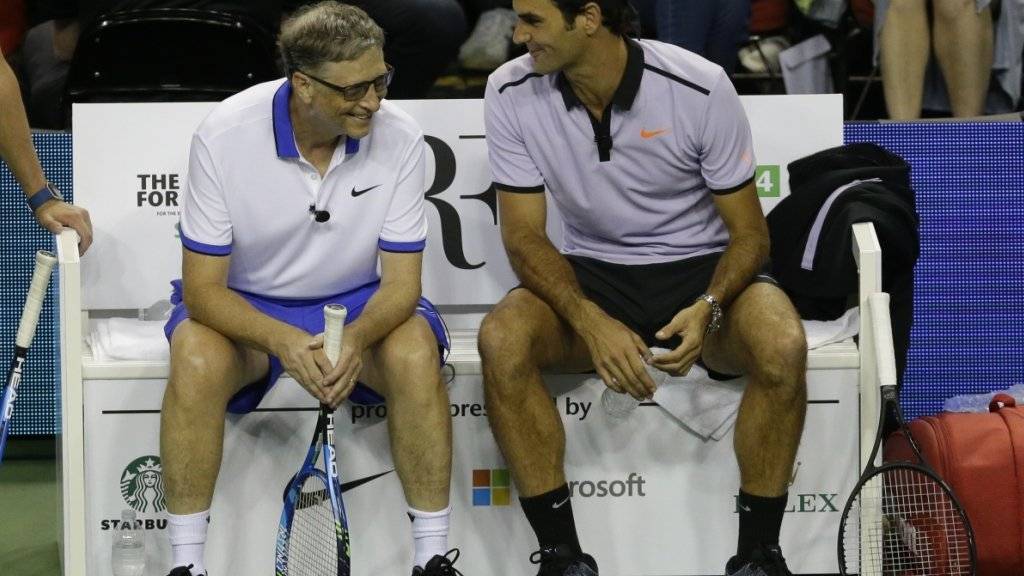 Roger Federer im Gespräch mit Bill Gates, der diesen Frühling nach 2017 erneut am «Match for Africa» teilnimmt