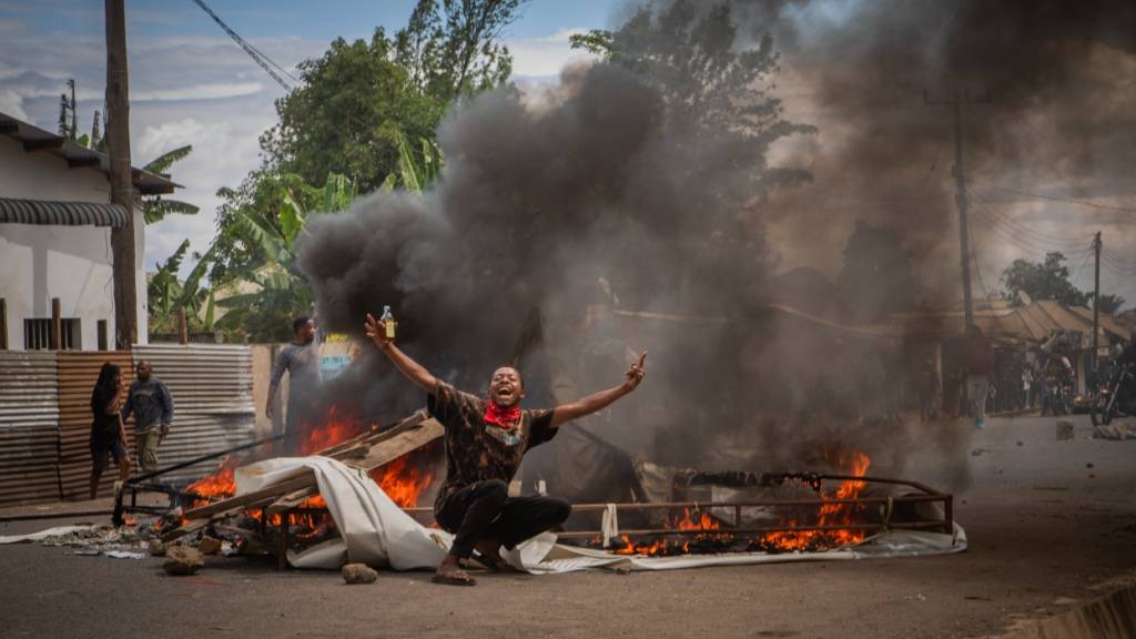 ARCHIV - Menschen protestieren in den Straßen am Wahltag. In Tansania ist es während der Präsidentschafts- und Parlamentswahl zu Unruhen gekommen. Foto: Uncredited/AP/dpa