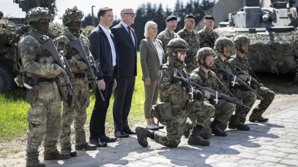 Der neue Verteidigungsminister Martin Pfister (Vierter von links) traf bei seiner ersten Auslandsreise seine österreichische Amtskollegin Klaudia Tanner und besuchte eine Schweizer Truppe bei einer grossen Übung.