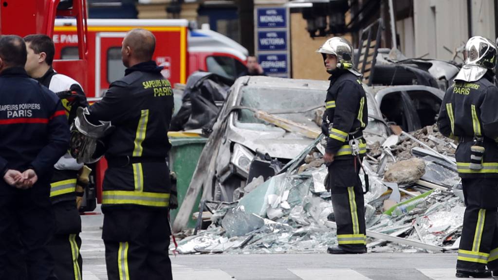 Feuerwehrleute stehen in der Nähe des Unfallortes einer Gasexplosion in einer Pariser Bäckerei. Drei Jahre nach der schweren Explosion mit vier Toten und Dutzenden Verletzten sollen die Opfer eine Entschädigung bekommen. Paris wolle 20 Millionen Euro bereitstellen, teilte das Rathaus am Dienstag mit.