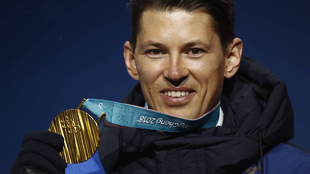 Olympiasieg als Karriere-Highlight: André Myhrer zeigt seine Goldmedaille von den Olympischen Spielen 2018 in Südkorea.