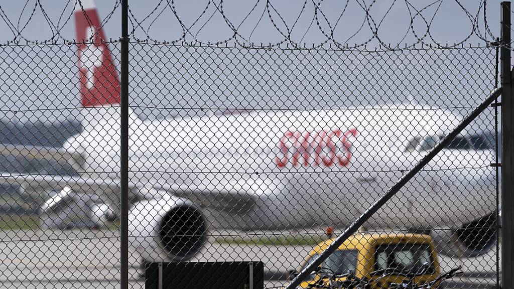 Die Gewerkschaft des Bodenpersonals wirft der Fluggesellschaft Swiss vor, den Krisen-Gesamtarbeitsvertrag entgegen der Vereinbarung vorzeitig in Kraft gesetzt zu haben. (Archivbild)