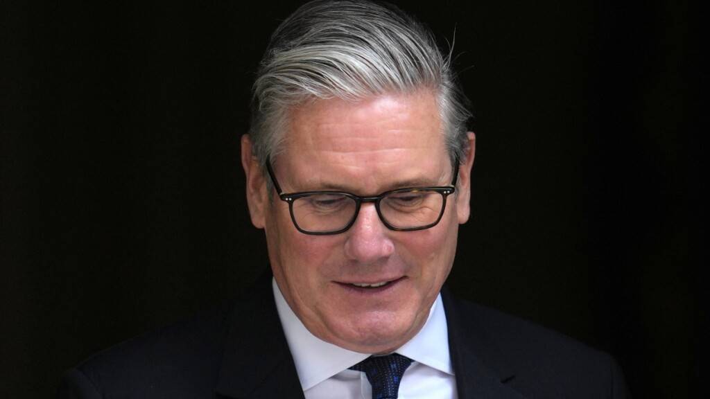 ARCHIV - Der britische Premierminister Keir Starmer verlässt die Downing Street 10, um an der wöchentlichen Sitzung des Premierministers im Parlament in London teilzunehmen. Foto: Kin Cheung/AP/dpa
