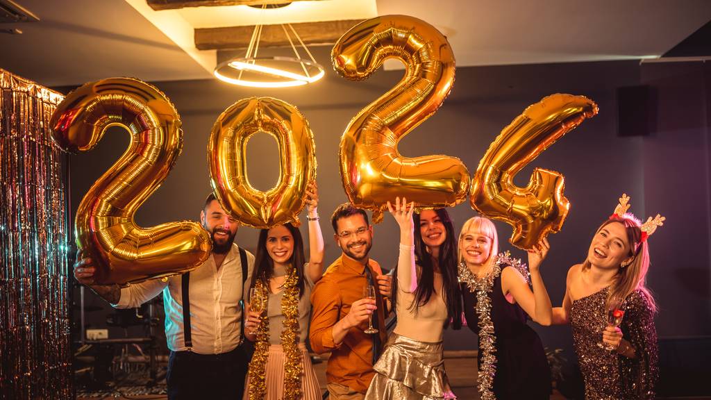 Silvester 2024 Party Freunde GettyImages-1830078205