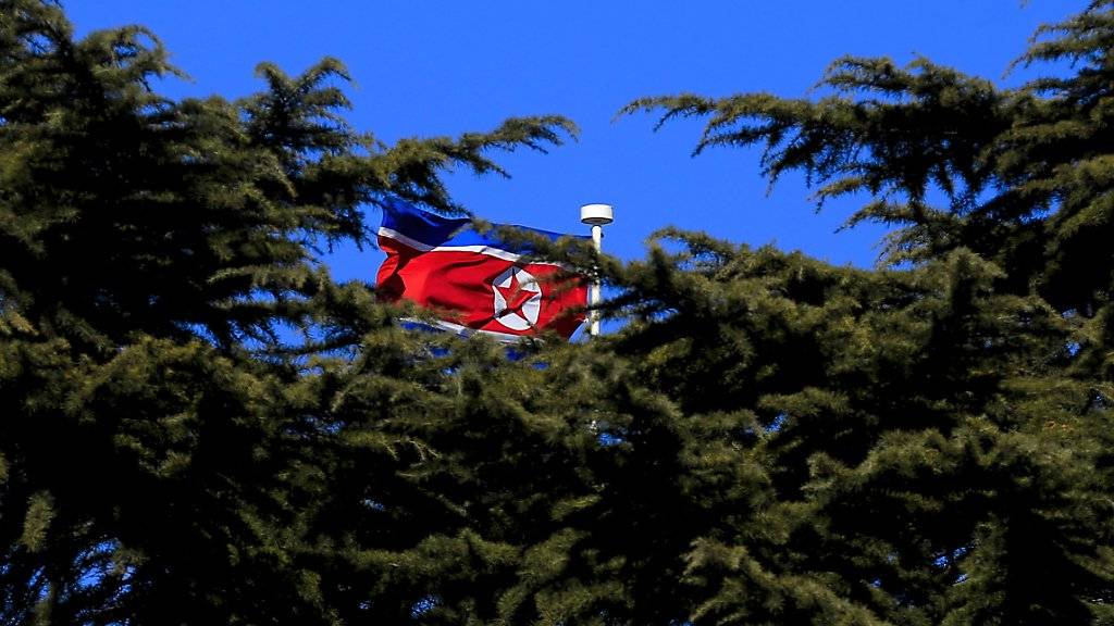 Nordkoreas Flagge flattert im Wind über der Botschaft des Landes in China: Der grosse Nachbar soll nach Willen der USA Druck auf das stalinistisch geführte Land ausüben. (Archivbild)