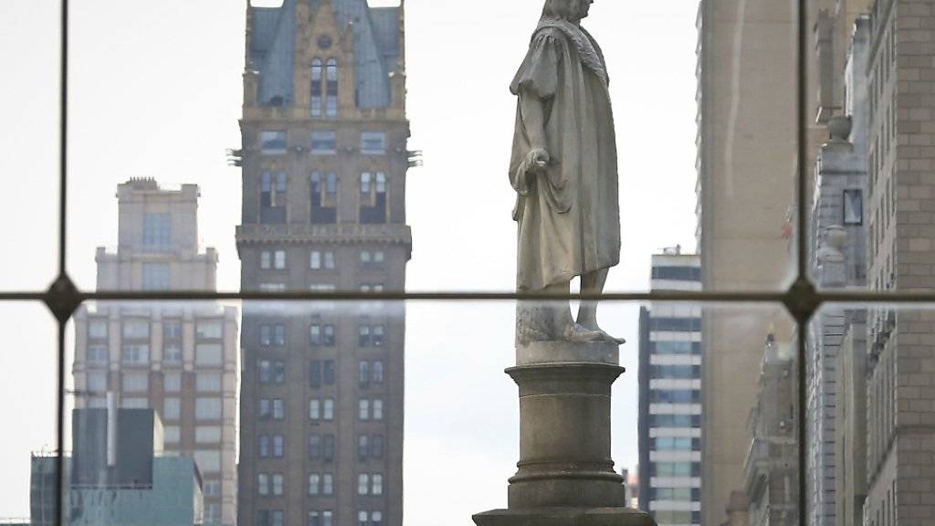 Die Christoph-Kolumbus-Statue im New Yorker Stadtteil Manhattan darf stehen bleiben. Kritiker sagen, dass der Entdecker Amerikas Ureinwohner misshandelt habe. (Archivbild)