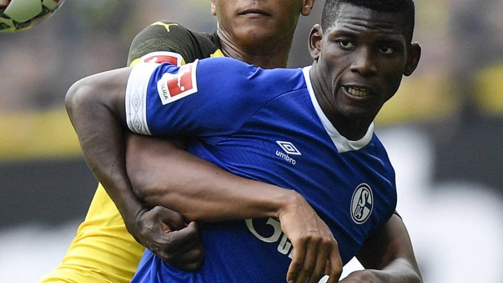 Breel Embolo (rechts) fügt mit Schalke Manuel Akanji und dem BVB eine empfindliche Niederlage zu