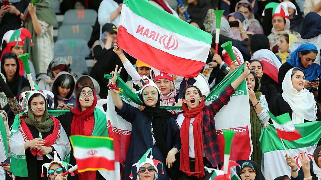 Rund 4000 Frauen durften in Teheran das WM-Qualifikationsspiel Iran - Kambodscha im Stadion mitverfolgen