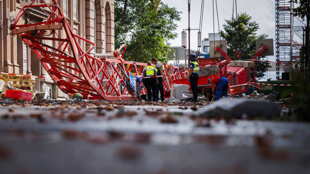 Ein Kran stürzte am Bahnhofplatz auf ein Auto. Eine Person kam dabei ums Leben.