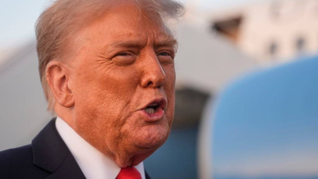 US-Präsident Donald Trump spricht bei seiner Ankunft auf der Joint Base Andrews. Foto: Manuel Balce Ceneta/AP/dpa