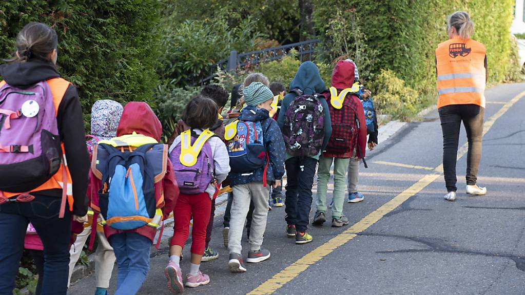 BFU und Verkehrsverbände empfehlen den Eltern, den Schulweg vorher zu üben. (Archivbild)
