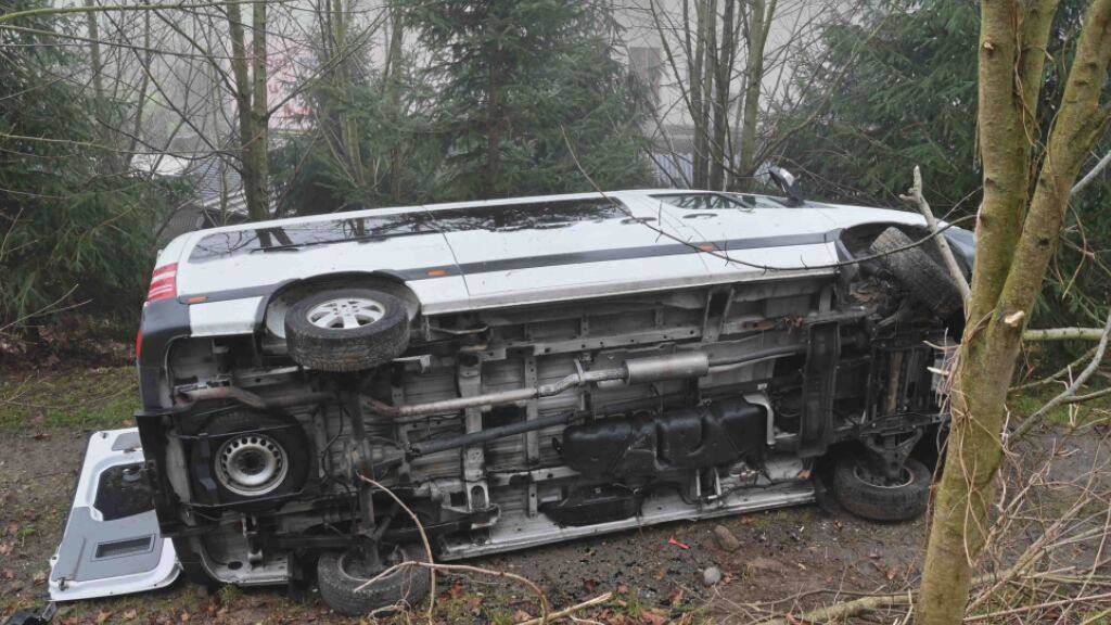 In Buchs LU verunfallte am Sonntagmorgen ein 33-jähriger Lenker eines Kleinbusses, als er von der Strasse abkam und mit mehreren Bäumen kollidierte.