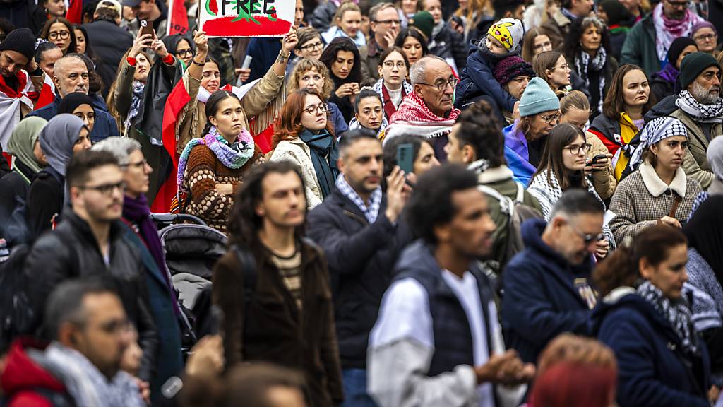 Über tausend Menschen an Demo für Palästina und Libanon in Zürich