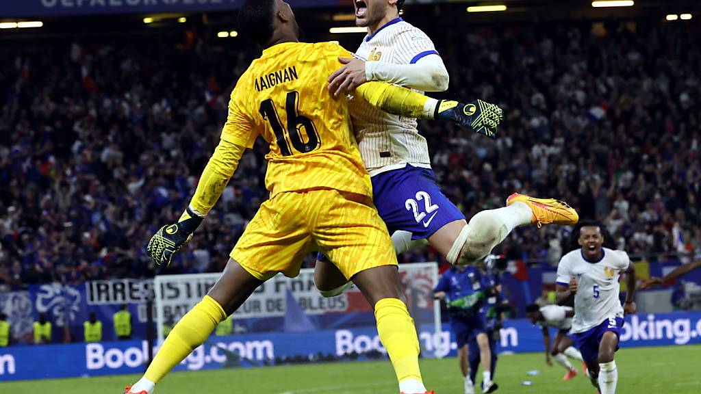 Theo Hernandez und Goalie Mike Maignan freuen sich nach dem gewonnen Penaltyschiessen