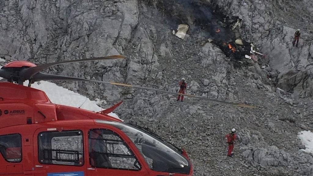 Bei Leutasch in Tirol ist ein Kleinflugzeug gegen eine Felswand geprallt. Die drei Männer an Bord kamen ums Leben.