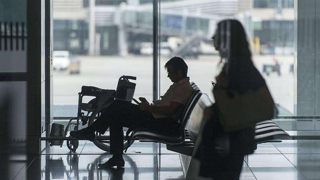Der Flughafen Zürich will die Transportdienstleistungen für eingeschränkte Passagiere vollständig selber übernehmen. Per Ende 2024 übernimmt er deshalb 120 Mitarbeitende der Goldair Assistance. (Symbolbild)