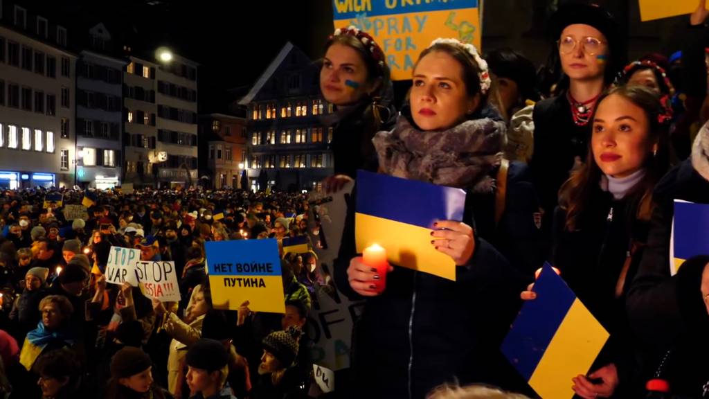 Mit Kerzen und Flaggen: Tausende fordern beim Zürcher Grossmünster Frieden für die Ukraine