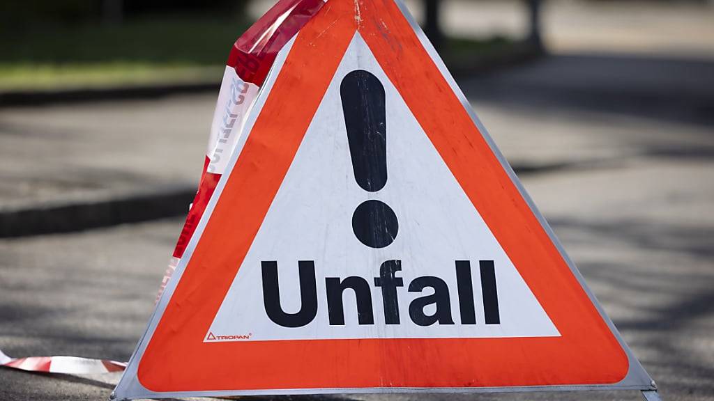 Polizistinnen und Polizisten sind immer wieder belastenden Situationen ausgesetzt, etwa wenn sie zu Unfällen ausrücken müssen. Die Stadtpolizei St. Gallen nimmt sich nun dem Thema psychische Gesundheit an. (Symbolbild)