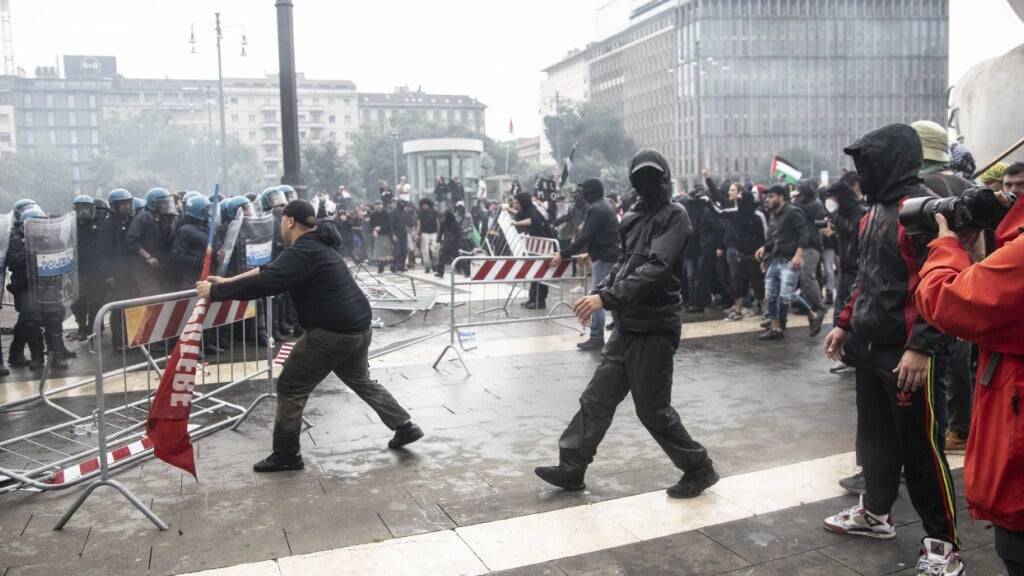 Teilnehmer einer Demonstration geraten beim Mailänder Hauptbahnhof mit der Polizei aneinander. Angekündigt war ein Streik aus Solidarität mit der Bevölkerung im Gazastreifen. In Mailand entwickeln sich daraus heftige Auseinandersetzungen zwischen Demonstranten und der Polizei. Foto: Francesco Enriquez/IPA via ZUMA Press/dpa