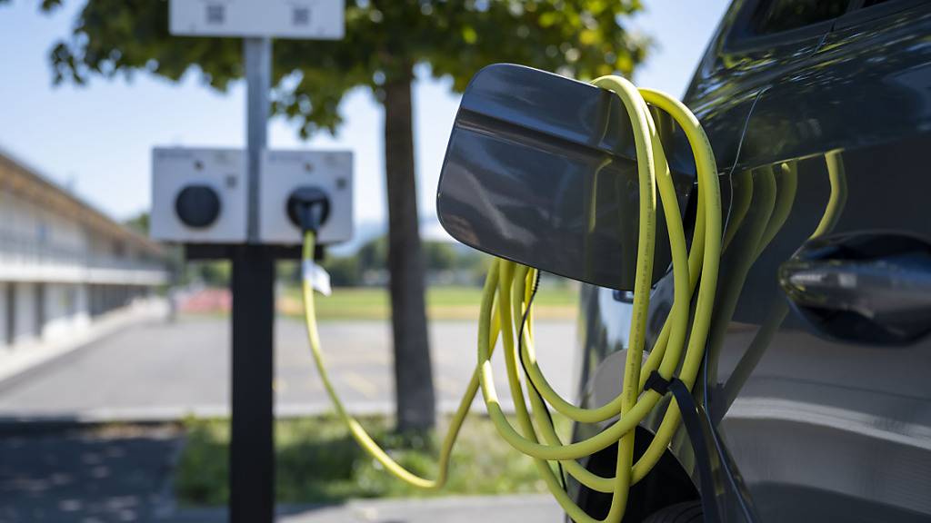 Das Parlament will kein Geld bereitstellen für die Installation für Ladestationen für E-Autos in Mehrparteiengebäuden und Betrieben mit mehreren Arbeitsplätzen. (Archivbild)