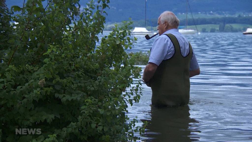 «Land unter» am Bielersee: In Lüscherz steht das Chalet von Peter Bill nicht mehr am, sondern im See