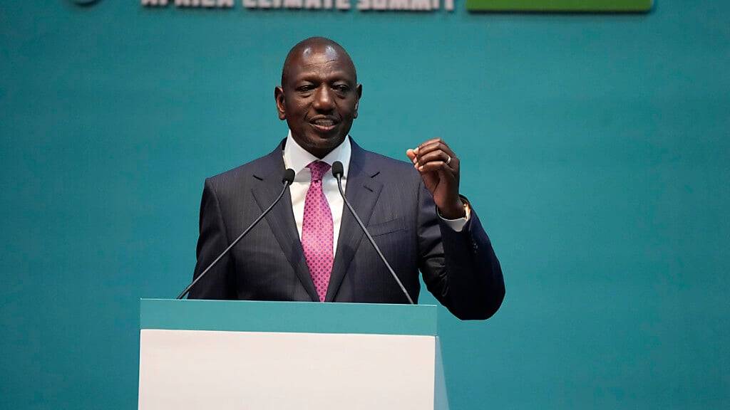 William Ruto, Präsident von Kenia, spricht während der offiziellen Eröffnung des Afrikanischen Klimagipfels im Kenyatta International Convention Centre zu den Delegierten. Foto: Khalil Senosi/AP/dpa