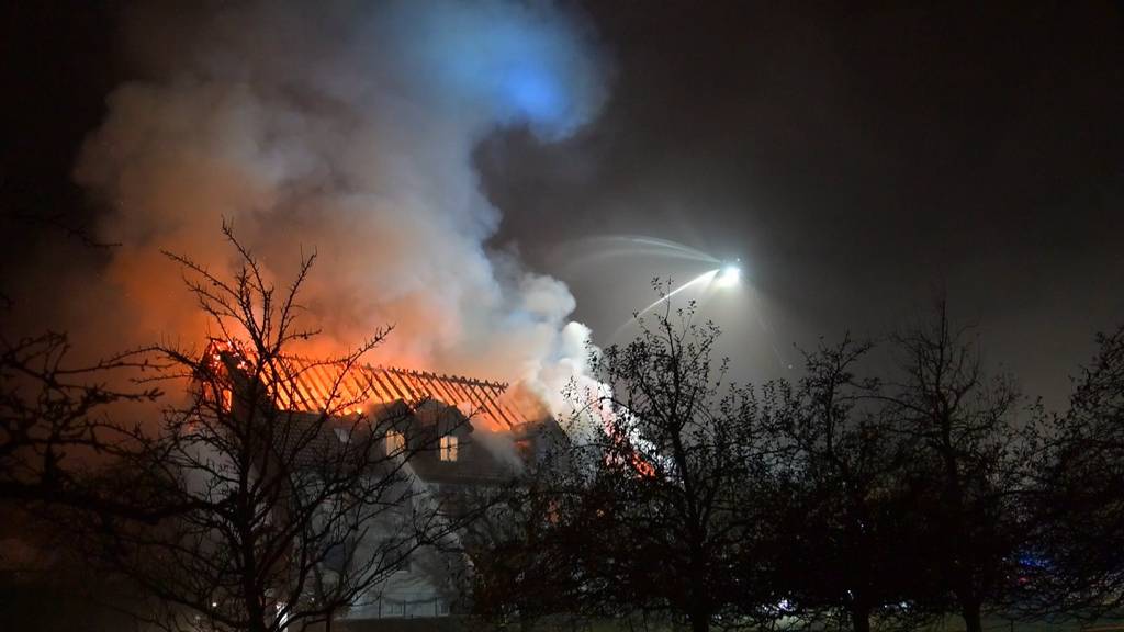 Dachstock eines Mehrfamilienhauses in Oberbipp gerät in Vollbrand