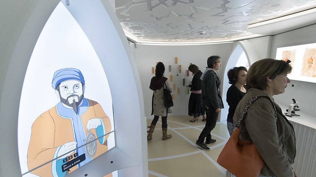 Die Besucher in einem der sechs Ausstellungsräume bei der Eröffnung des Museum der Kulturen des Islam in La Chaux-de-Fonds.