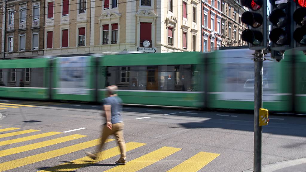 Mit der Förderung des öffentlichen Verkehrs und des Fussgängerverkehrs will Basel-Stadt dem Wachstum des Autoverkehrs Einhalt gebieten.