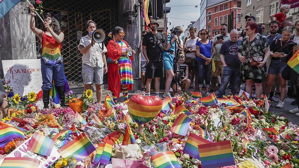 ARCHIV - Teilnehmer einer spontanen Pride-Parade legen nach tˆdlichen Sch ̧ssen nahe einer Schwulen-Bar am Tatort Blumen nieder. Foto: HÂkon Mosvold Larsen/NTB/AP/dpa