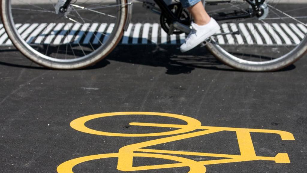 Im Mai startete in der Winkelriedstrasse eine Testphase mit provisorischen Umgestaltungen. Zu den Massnahmen gehörte auch die Einführung des Vortrittsrechts für Velofahrende. (Symbolbild)
