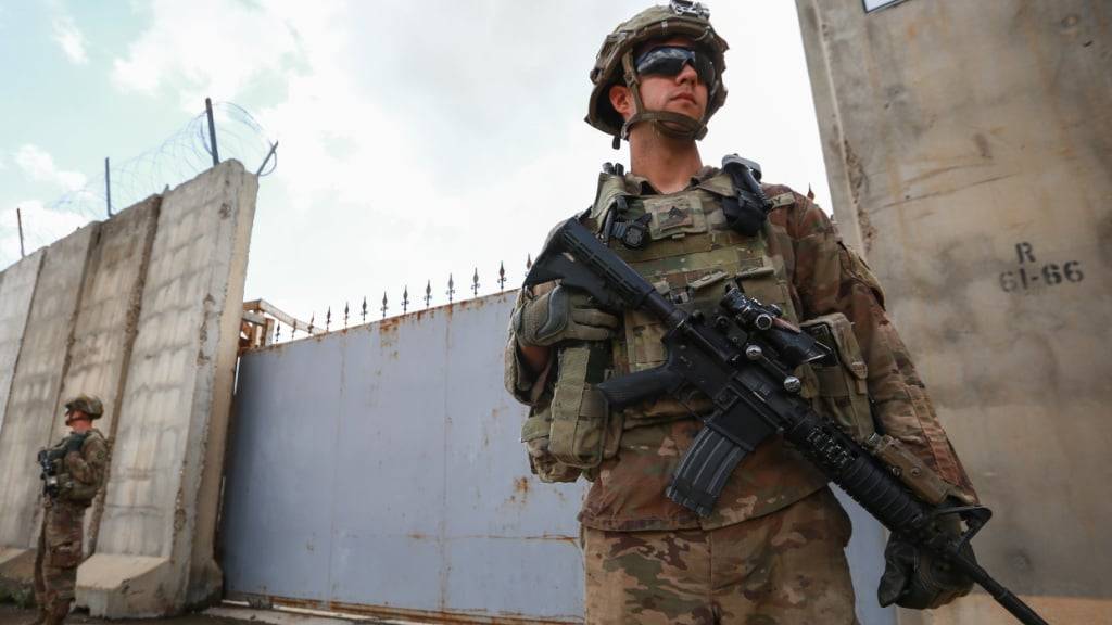ARCHIV - Bewaffnete US-Soldaten bewachen die Militärbasis K1 während der Unterzeichnung eines Vertrags zum Abzug der amerikanischen Streitkräfte. Foto: Ameer Al Mohammedaw/dpa