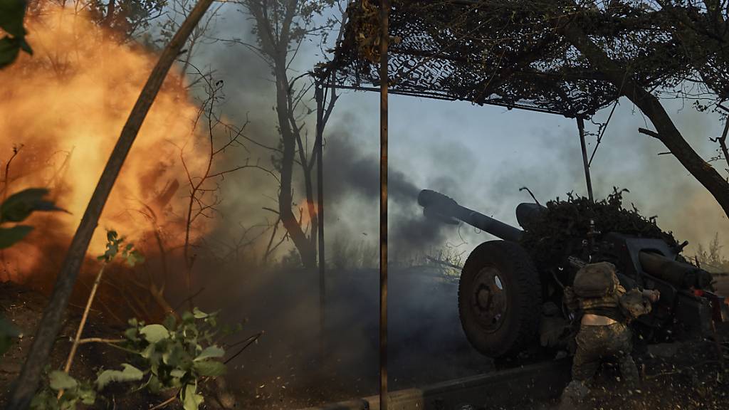 Ein ukrainischer Soldat der 10. Sturmbrigade Edelweiß feuert die Munition einer D-30-Haubitze auf russische Stellungen an der Frontlinie. Foto: Libkos/AP/dpa