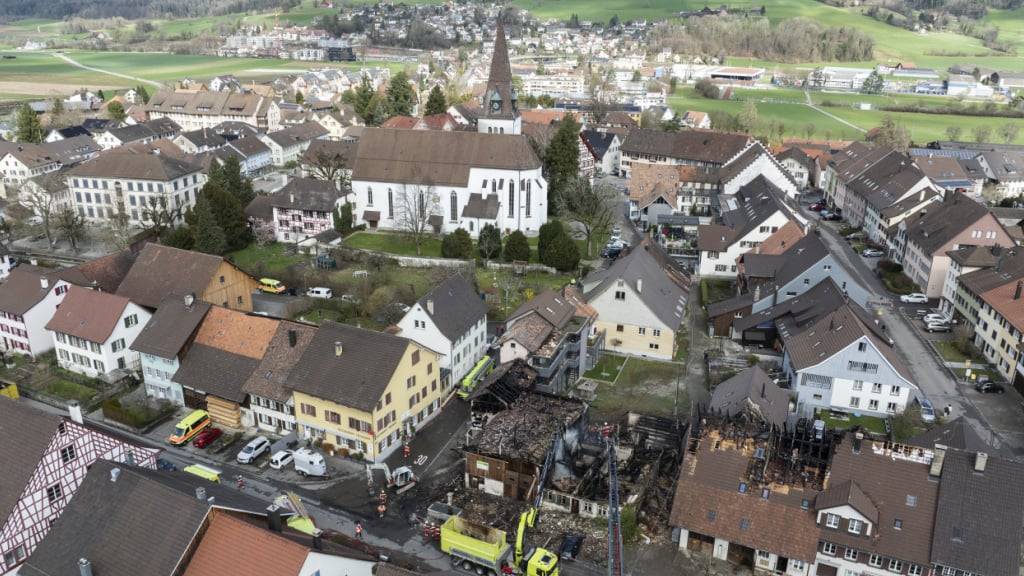 Der erste Brand einer Serie hatte die verheerendsten Auswirkungen: Fünf Häuser wurden am 16. März 2024 in Elgg ZH massiv beschädigt. Eine 45-Jährige stand am Mittwoch als mutmassliche Täterin vor Gericht. (Archivbild)