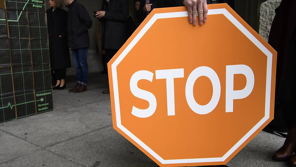 Die Mitte-Partei will mit einer Volksinitiative den Trend stetig steigender Gesundheitskosten stoppen. Das Parlament hat nun einen Gegenvorschlag dazu fertiggestellt. (Archivbild)