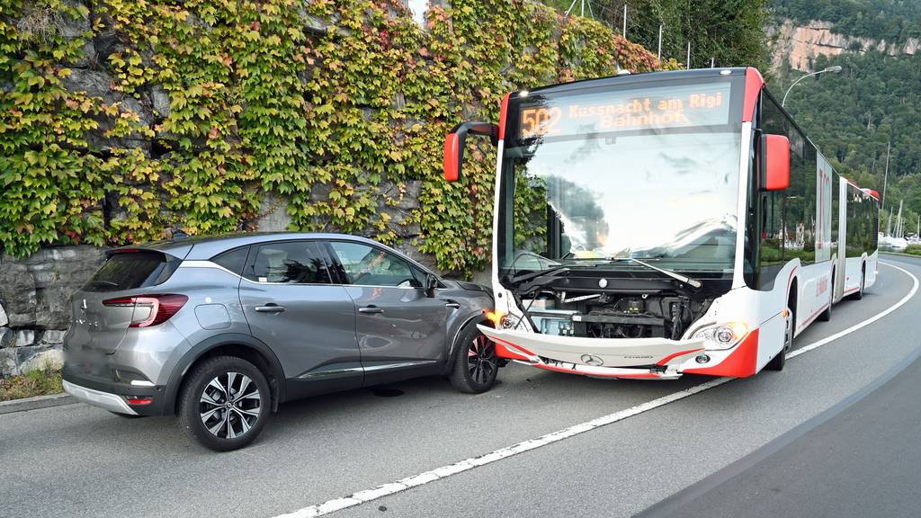 Auto stösst mit Linienbus zusammen – eine Person verletzt