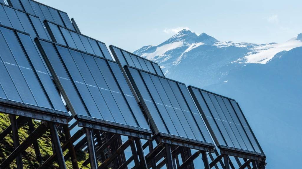 In der Sidenplangg produziert die alpine Solaranlage erneuerbaren Strom.
