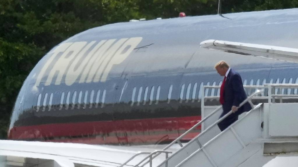 Der ehemalige US-Präsident Donald verlässt am Miami International Airport sein Flugzeug. 