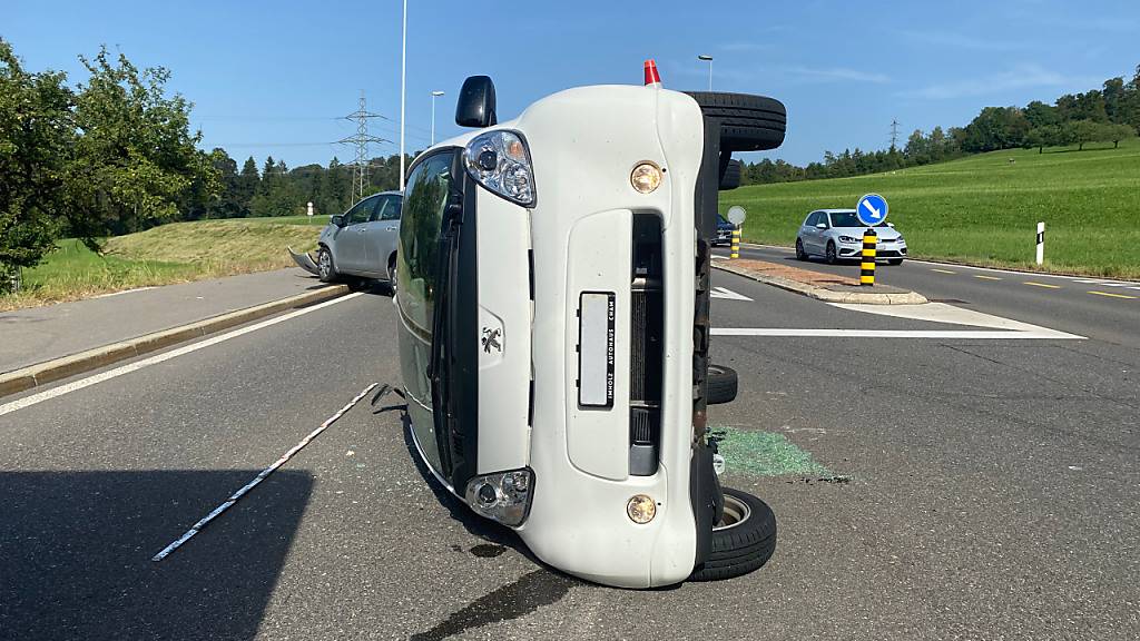 Auto kippt bei Zusammenstoss in Baar ZG zur Seite