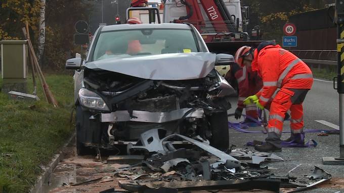 Autofahrer verursacht heftigen Frontalcrash – beide Fahrer schwer verletzt