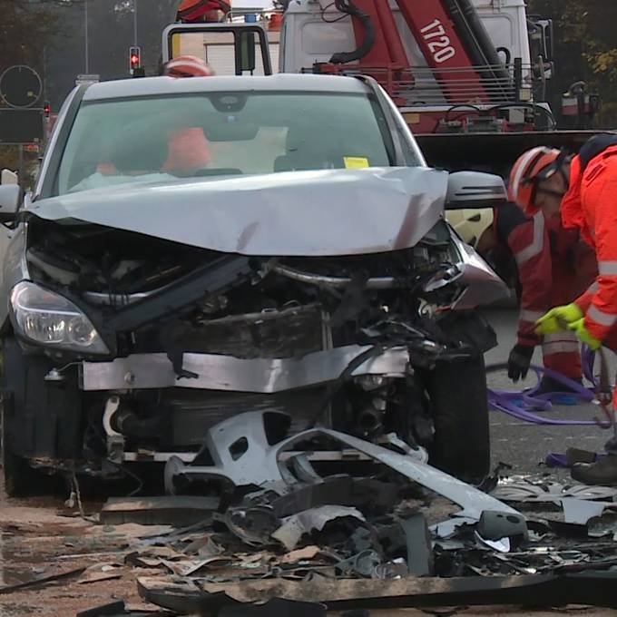 Autofahrer (43) kracht frontal in anderes Auto – beide Lenker schwer verletzt