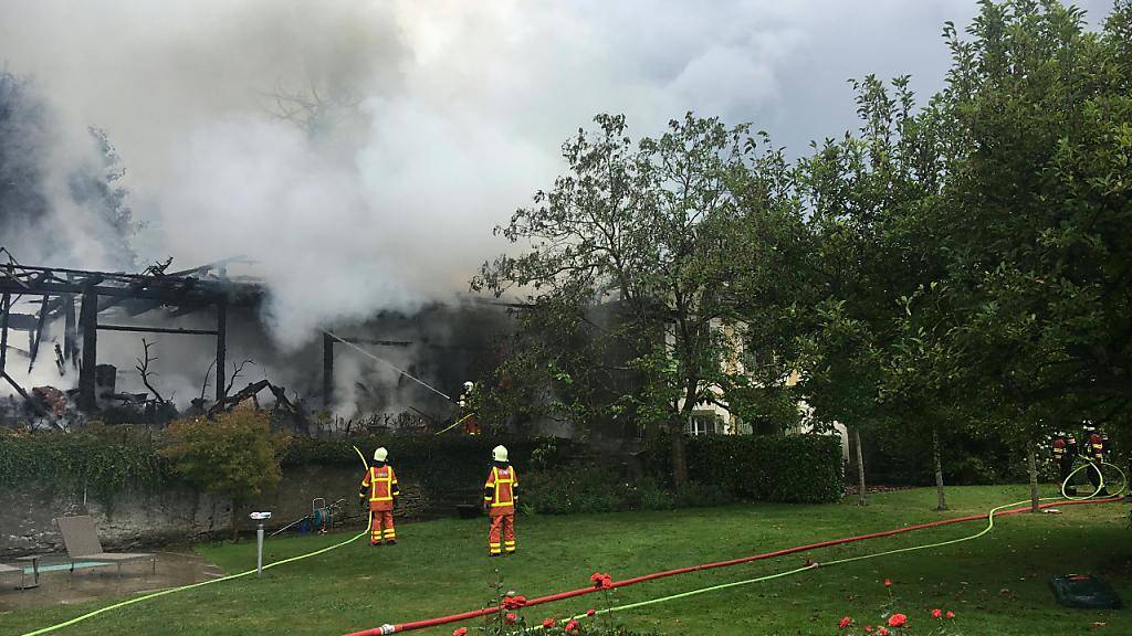 Beim Grossbrand auf einem ehemaligen Industriellenanwesen in Zofingen AG entstand ein Sachschaden von mehreren 100'000 Franken. Eine Bewohnerin konnte rechtzeitig gerettet werden.
