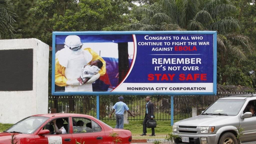 Plakat in Liberias Hauptstadt Monrovia, das zu Wachsamkeit aufruft. Die WHO hatte Liberia im vergangenen September zum zweiten Mal als frei von Ebola bezeichnet.
