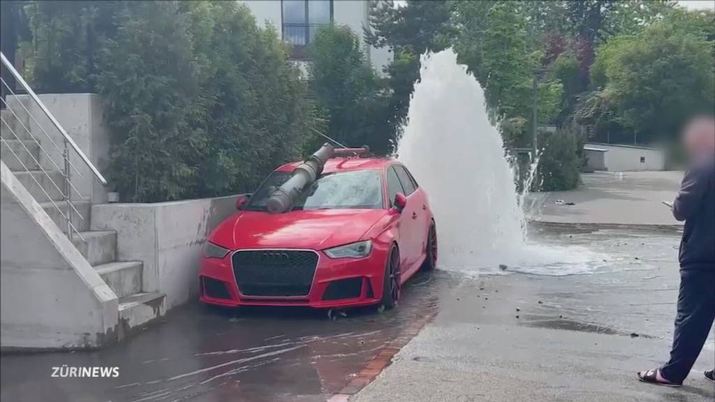 Hoher Sachschaden in Kindhausen: Hydrant landet auf Auto