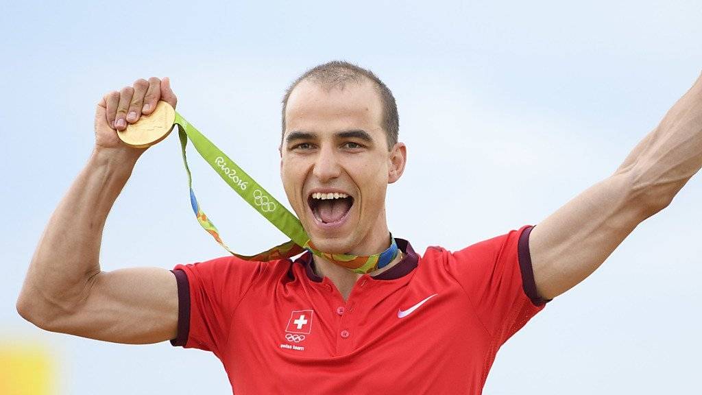Nino Schurter feiert in Rio de Janeiro seinen Olympiasieg und seine dritte Olympia-Medaille