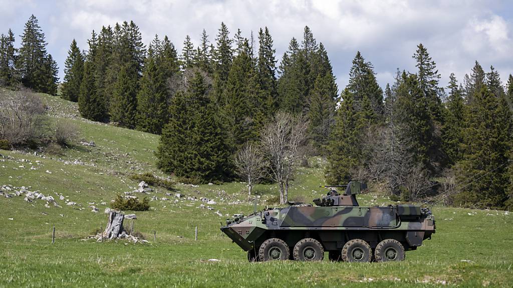 Ein Schweizer Piranha-Radpanzer bei einer Übung in Neuenburg im Mai 2023. (Archivbild)