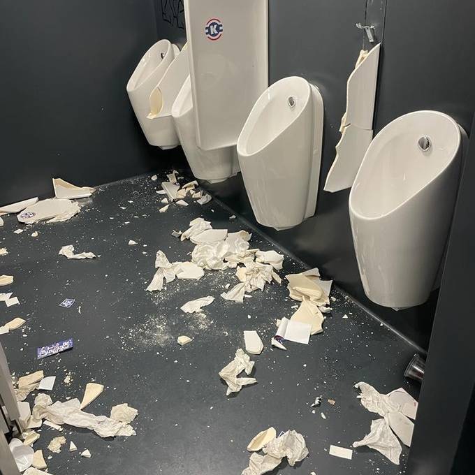 Kloten-Chaoten verwüsten WCs im neuen ZSC-Stadion